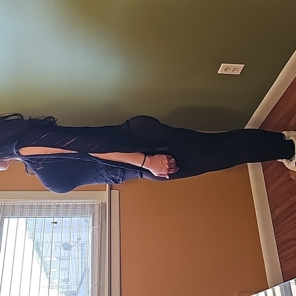 LADIES LARGE BELL SLEEVE GEOMETRIC BLOUSE BLACK Runs small - Picture 2 of 4